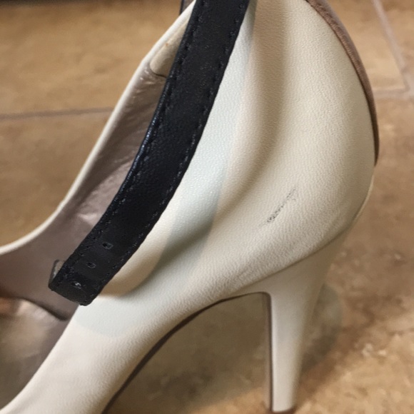 Cream strapped pumps - Picture 7 of 7